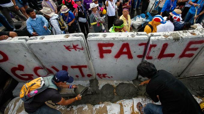 ຕຳຫຼວດໄທ ນຳໃຊ້ແກັດນ້ຳຕາ ເພື່ອຄວບຄຸມສະຖານທີ່ແຫ່ຂະບວນປະທ້ວງ